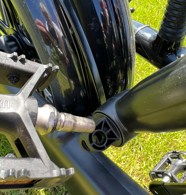 Opening om pedaal van plooifiets in te bevestigen